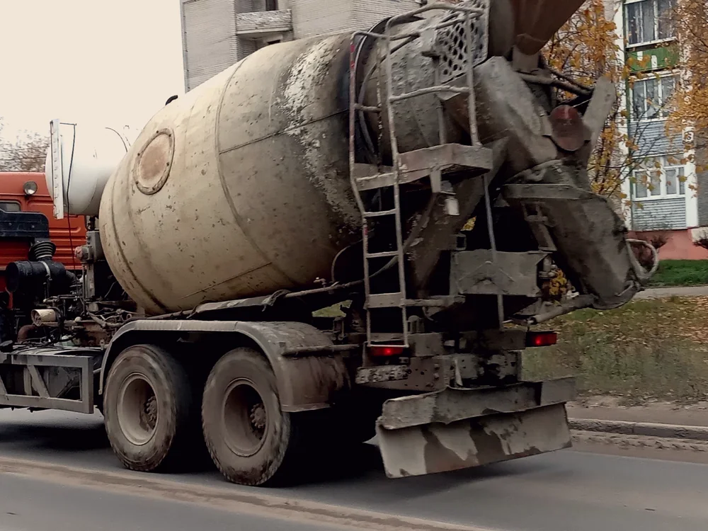 Заливка бетона на строительном объекте