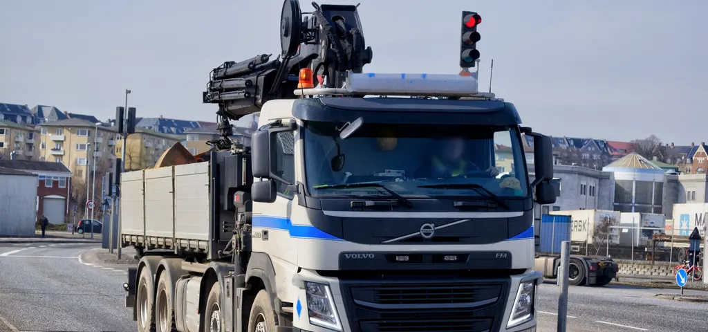 Грузовик Volvo с краном-манипулятором для доставки ЖБИ