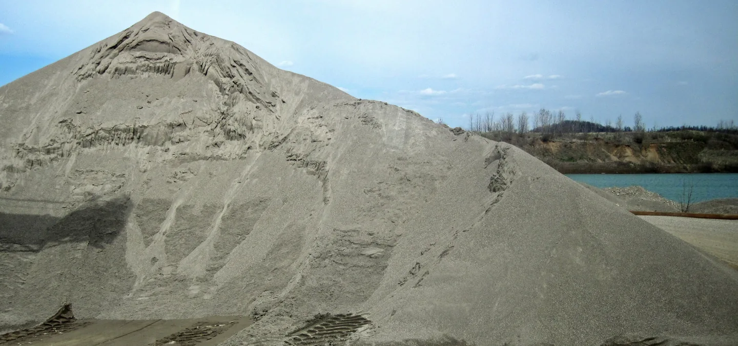 Куча серого отсева — мелкая каменная крошка